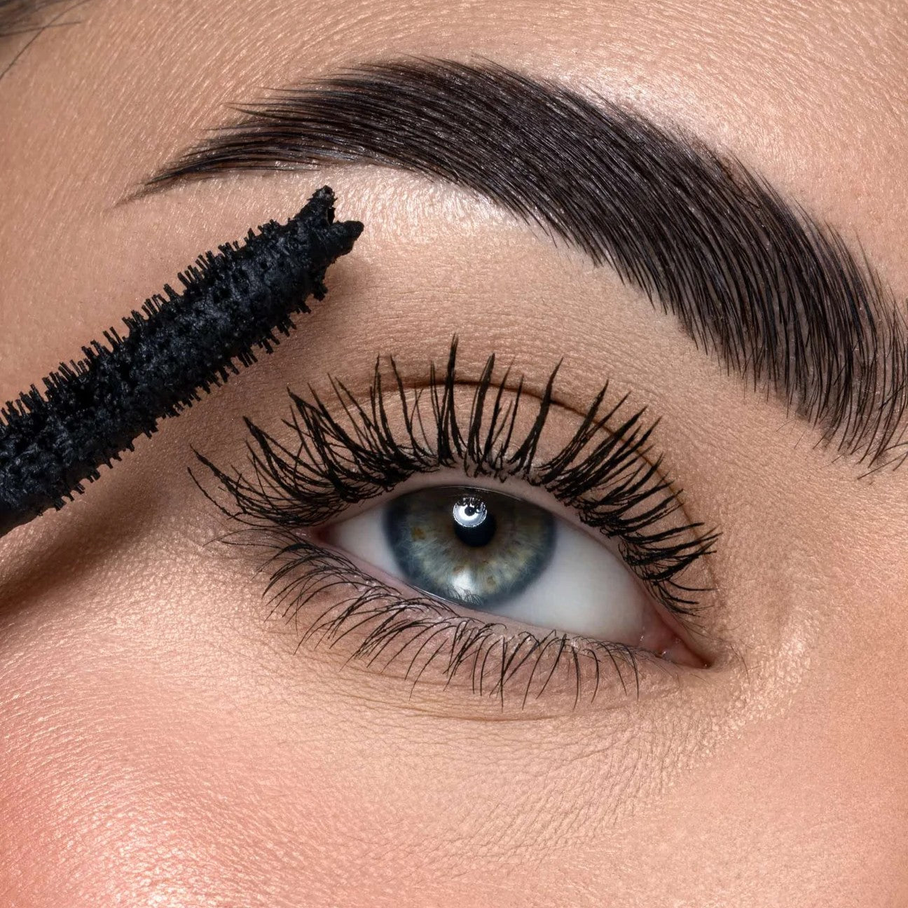 Mascara The Universal Volume 24H Astra